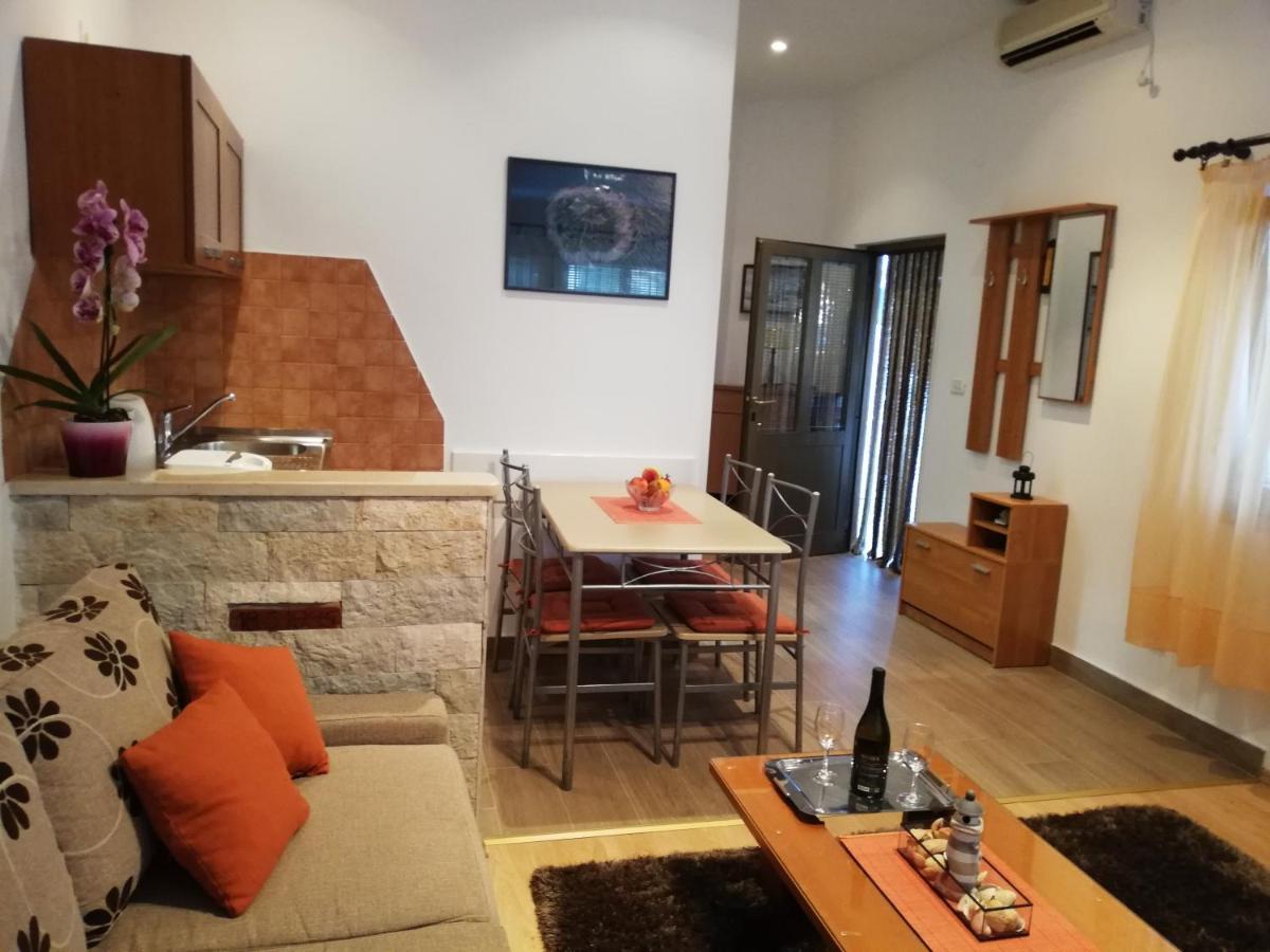 Adria Apartments Pula Exterior photo